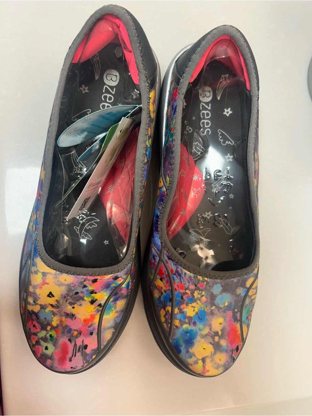 BZEES GRAY SND MULTO COLORED FLORAL STRETCH SLIP ON WALKING SHOES. Size 8 NWT